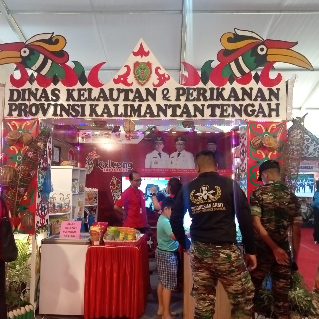 Kepala Dinas Perikanan Kabupaten Kotawaringin Timur Berkunjung ke Stand Pameran Dislutkan Prov. Kalteng