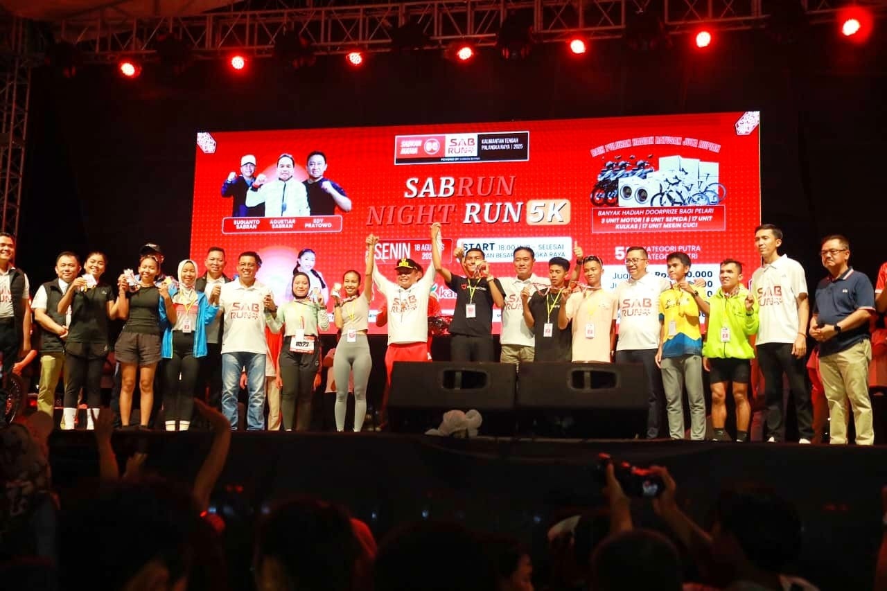 Gubernur Kalteng Agustiar Sabran Melepas Peserta Sabrun Night Run 5K Tahun 2025