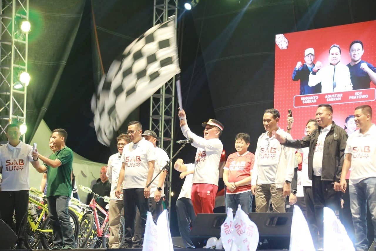 Gubernur Kalteng Agustiar Sabran Melepas Peserta Sabrun Night Run 5K Tahun 2025