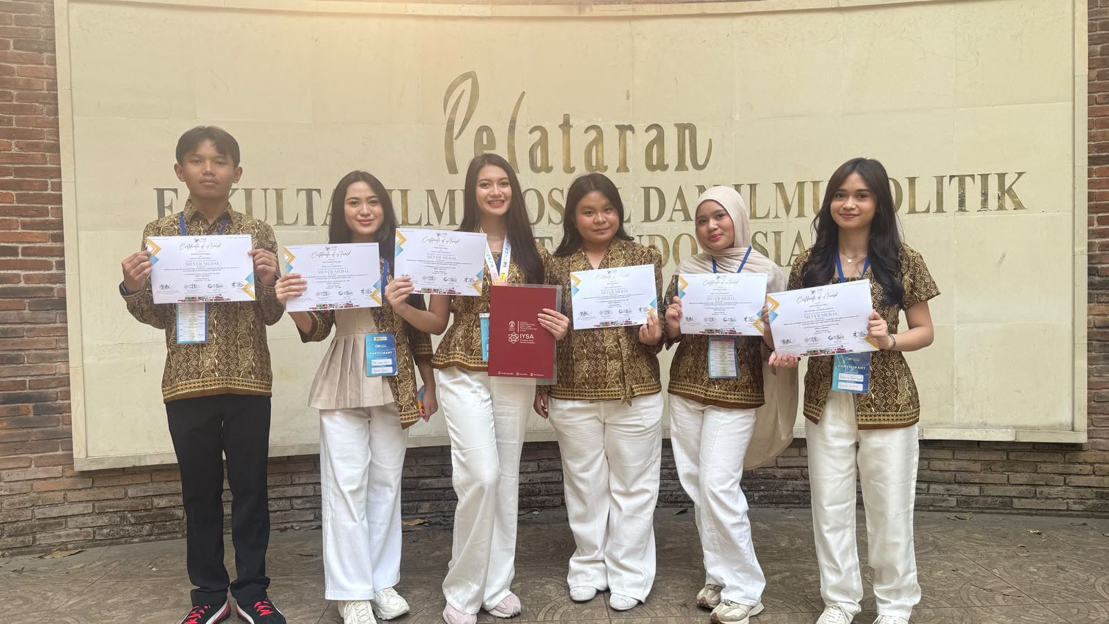 Enam Murid SMAN 2 Palangka Raya Torehkan Prestasi Internasional melalui Penelitian Tanaman Kembang Sepatu
