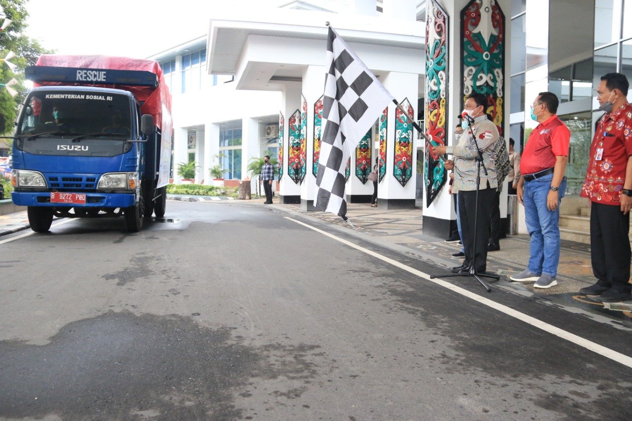 Wagub Kalteng H. Edy Pratowo Lakukan Pelepasan Bantuan Dari Pemprov. Kalteng Untuk Korban Kebakaran Permukiman Di Desa Pundu