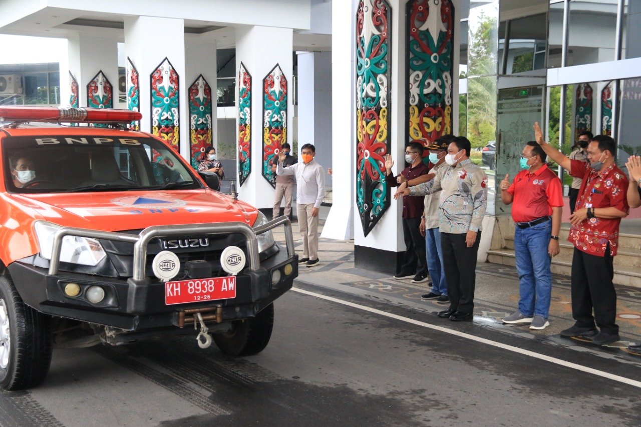 Wagub Kalteng H. Edy Pratowo Lakukan Pelepasan Bantuan Dari Pemprov. Kalteng Untuk Korban Kebakaran Permukiman Di Desa Pundu
