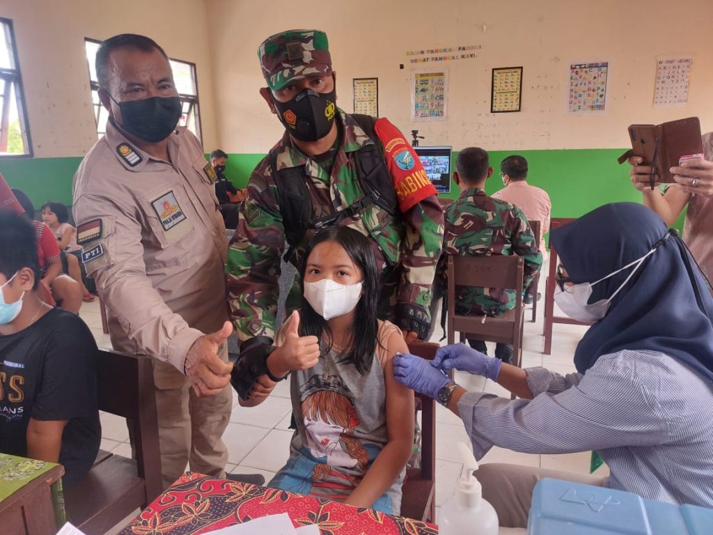 Bupati Gumas Tinjau Kegiatan Vaksinasi Di SDN 3 Tampang Tumbang Anjir