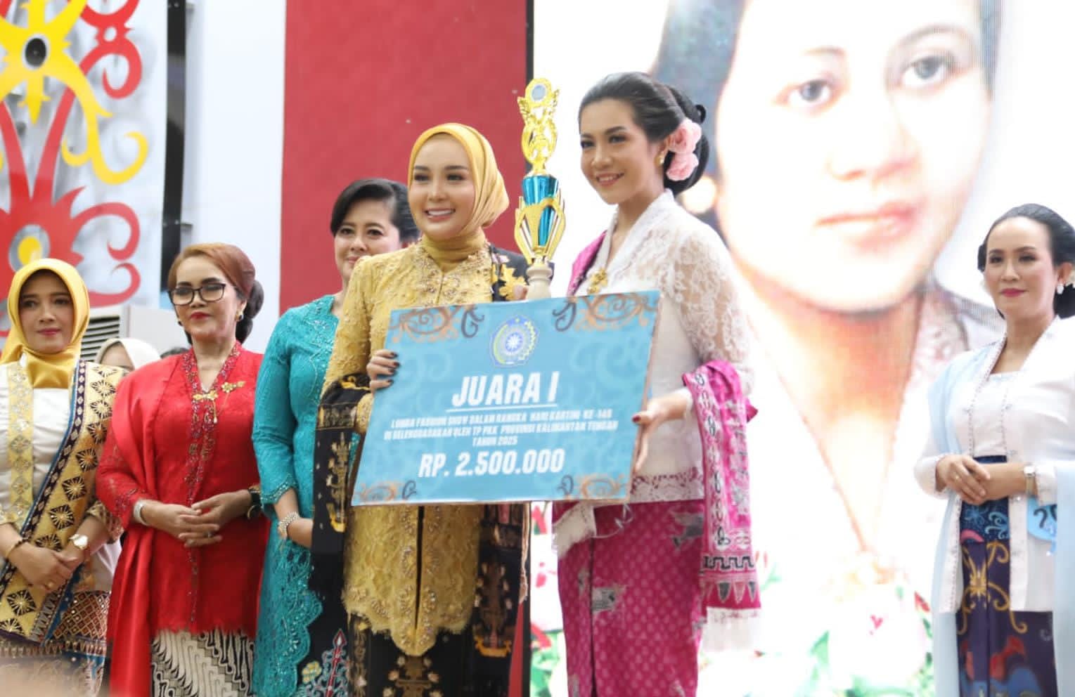 Pemprov Kalteng Adakan Fashion Show Pakaian Nasional Meriahkan Hari Kartini ke-146