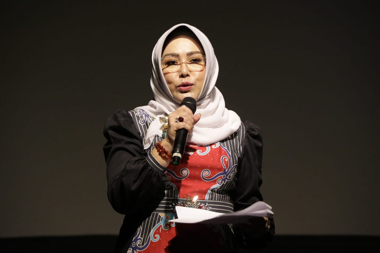 Sahli Yuas Elko Buka Secara Resmi Pertunjukan Sendra Tari Saluang Murik yang Digelar di Panggung Pertunjukan Terbuka UPT Taman Budaya Kalteng
