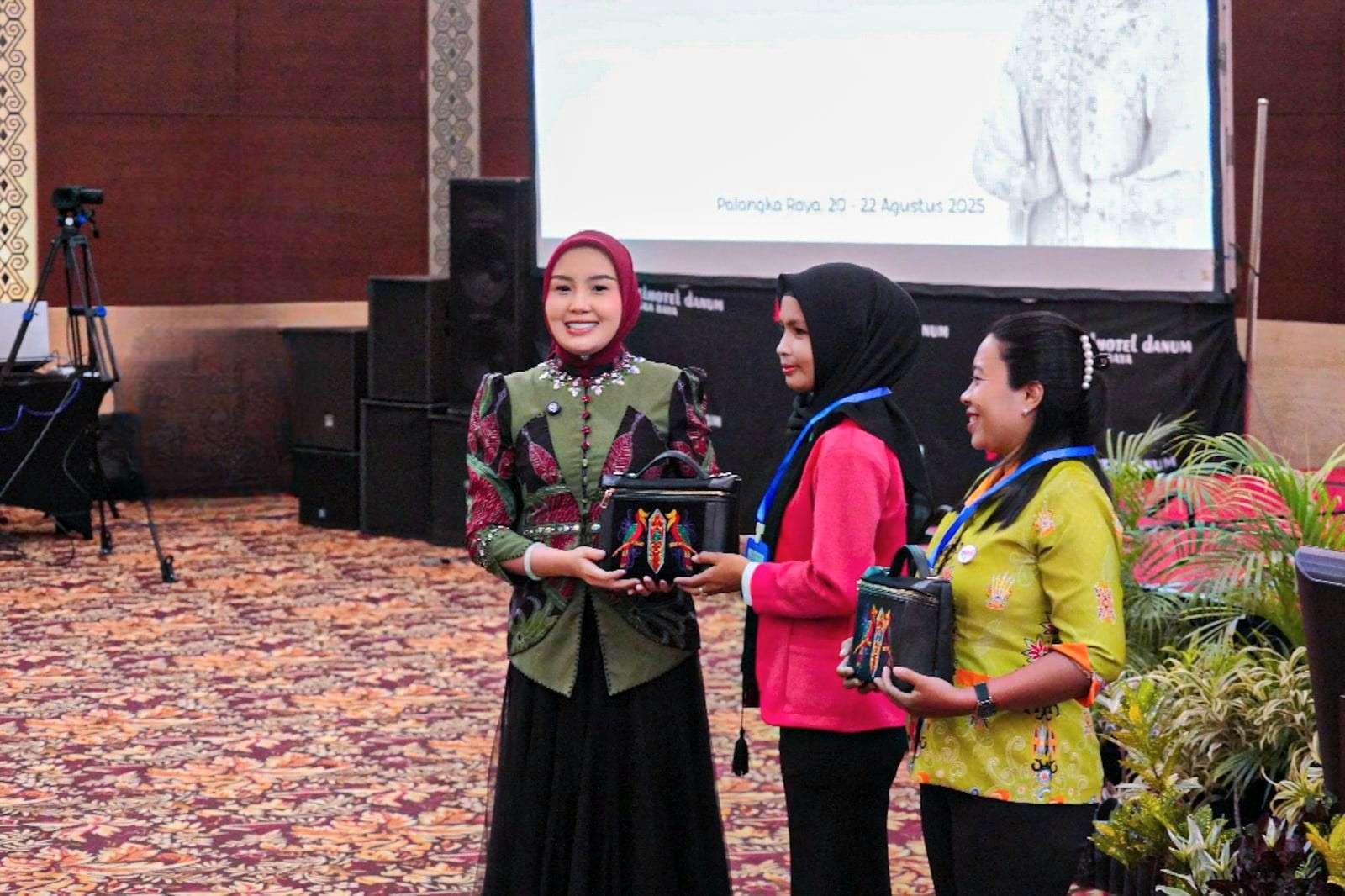Ketua TP Posyandu Kalteng Aisyah Thisia Agustiar Sabran Buka Kegiatan Peningkatan Kapasitas Kader Posyandu Se-Kalteng