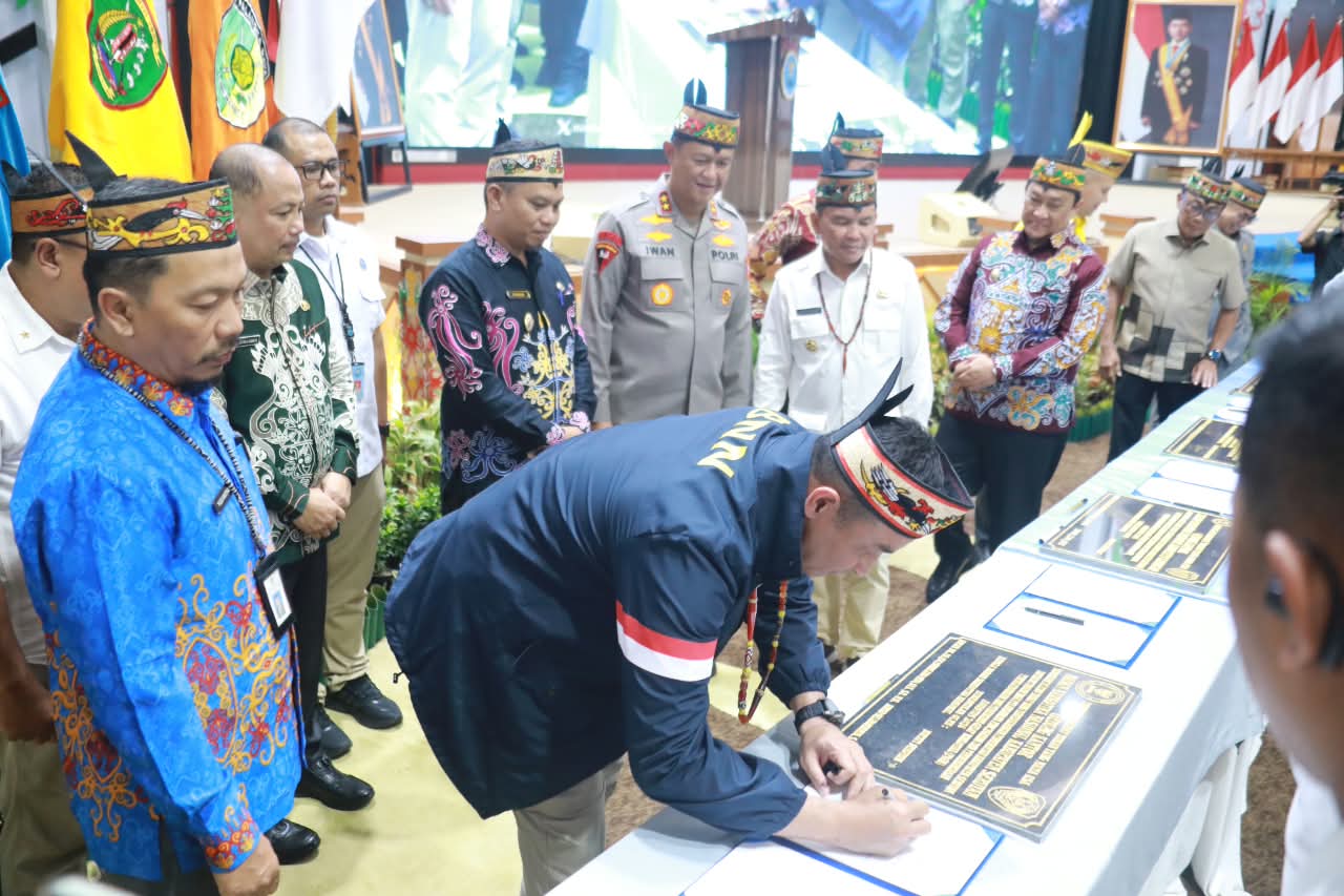 Gubernur Kalteng Agustiar Sabran Hadiri Penandatanganan BAST Hibah dan Penghargaan P4GN