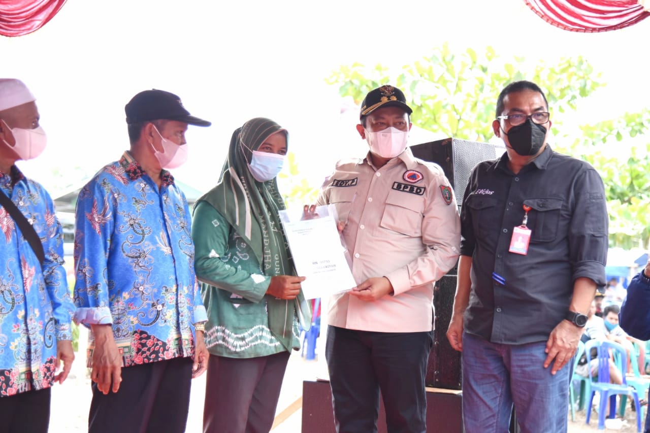 Wagub Kalteng Serahkan Sertipikat PTSL Food Estate Tahun 2020 Kepada Masyarakat Kecamatan Kapuas Murung