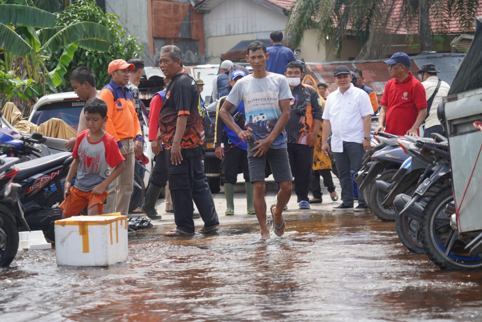 Asisten PemKesra Katma F. Dirun Lakukan Pemantauan Banjir Di Sejumlah Titik Kawasan Kota Palangka Raya