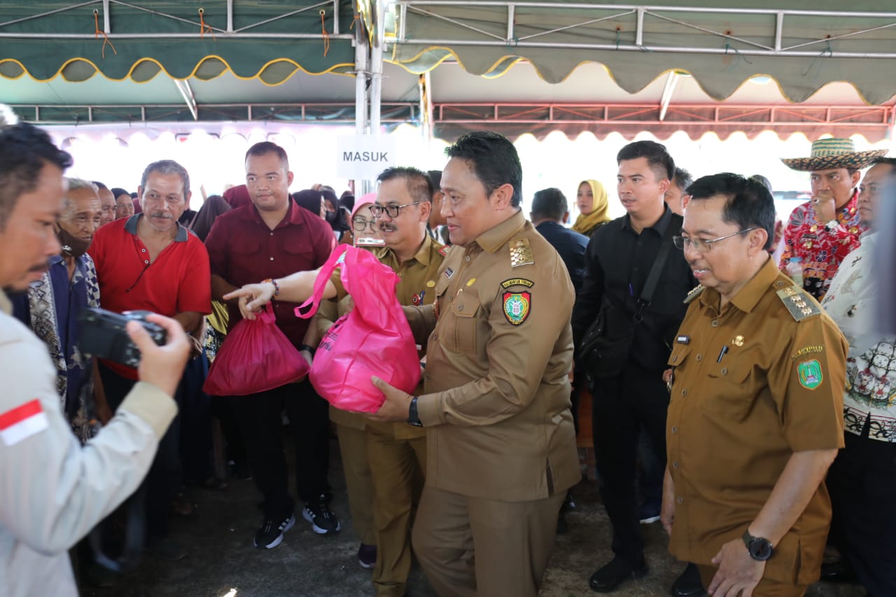 Wagub Kalteng Edy Pratowo Tinjau Pasar Penyeimbang di Taman Permata Sukamara