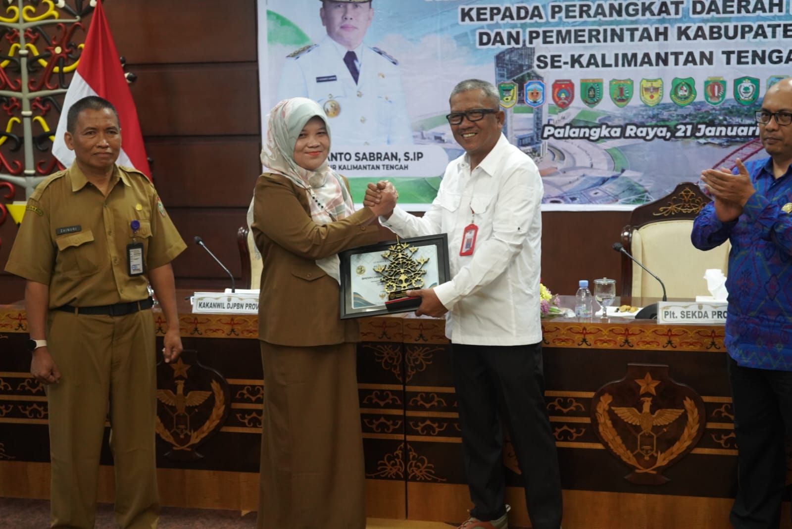 Badan Kesbangpol Prov. Kalteng Terima Penghargaan Peringkat Terbaik 3 Atas Kinerja dan Komitmennya Dalam Capaian Realisasi APBD