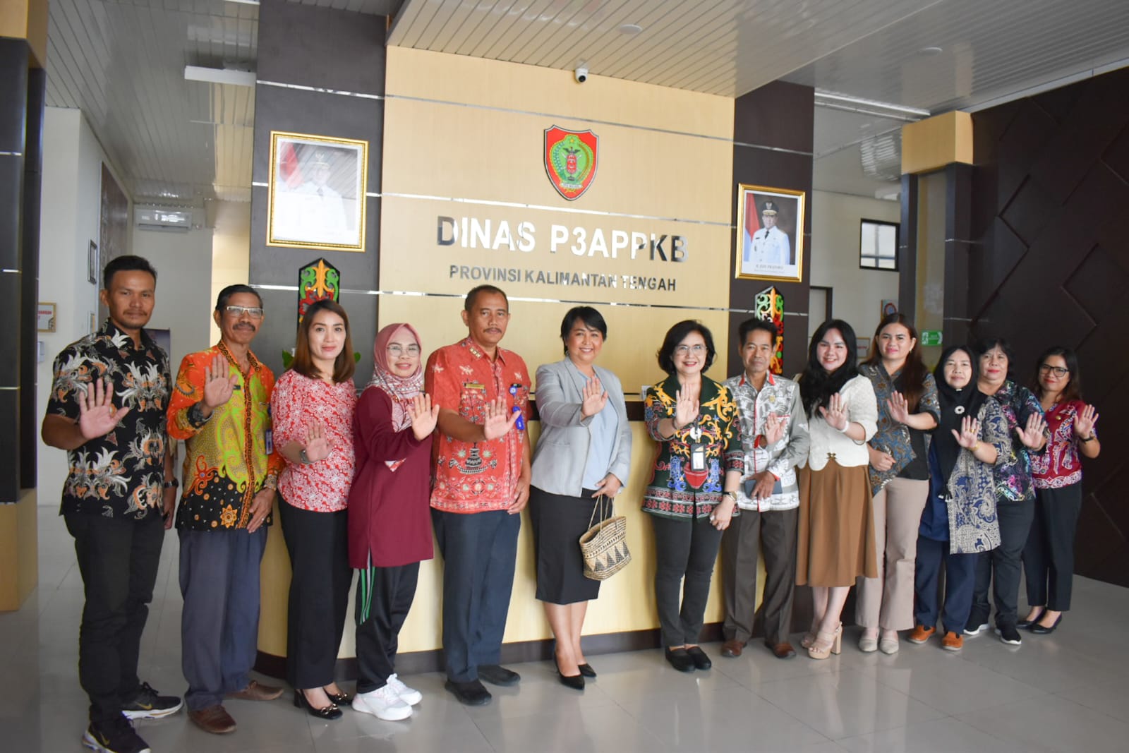 Kepala DP3APPKB Prov. Kalteng Linae Victoria Aden Terima Kunker Ketua Komisi III Beserta Anggota DPRD Kab. Gunung Mas