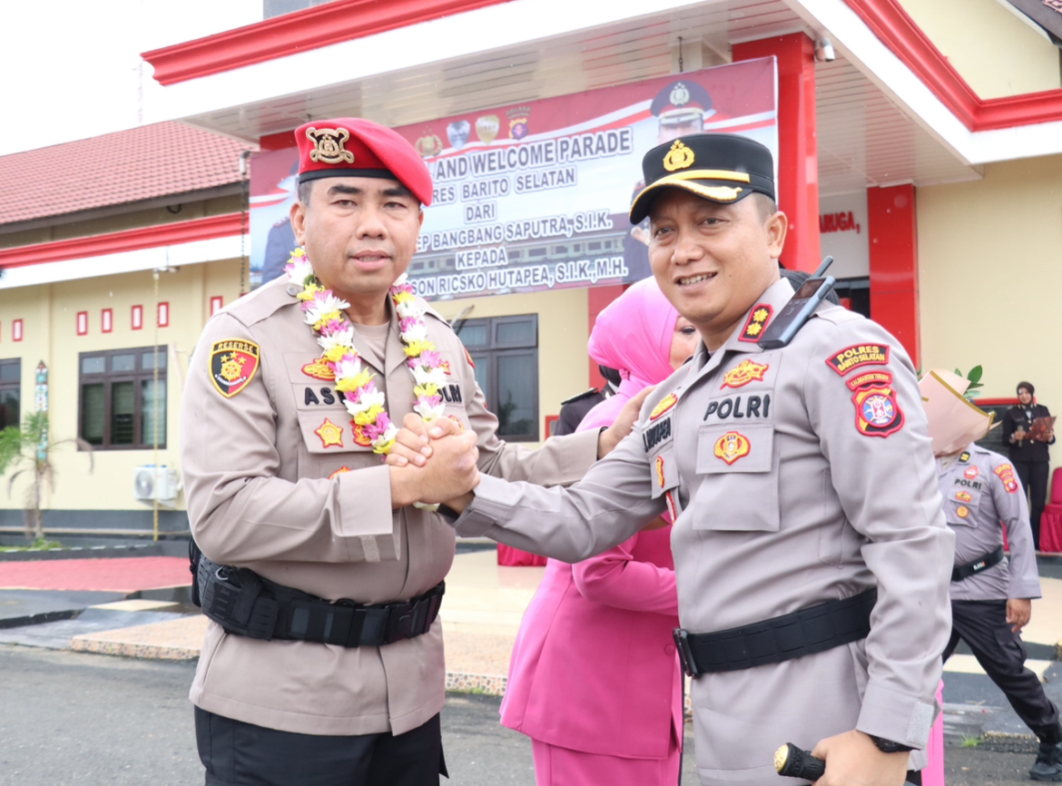 Kapolres Barsel yang Baru Disambut Adat Potong Pantan dan Tradisi Pedang Pora
