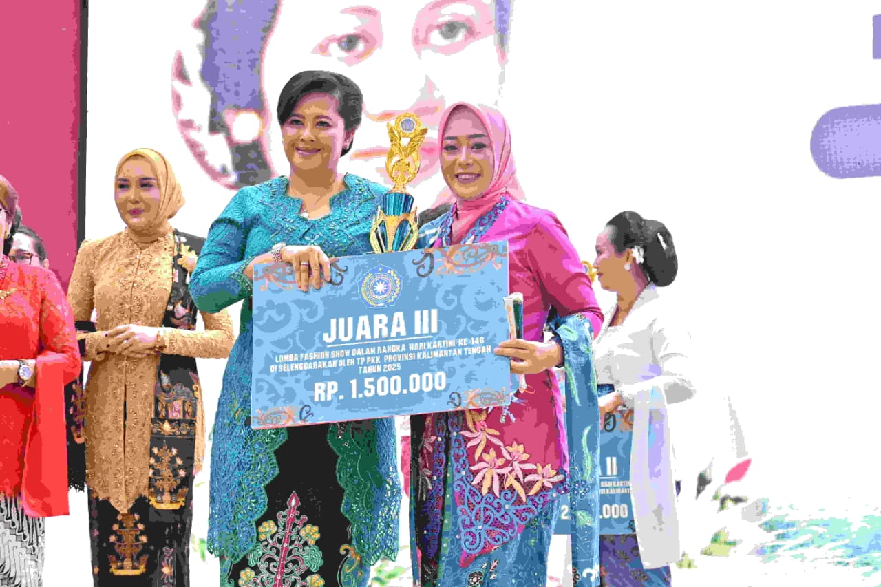 Istri Plt. Kadisdik Kalteng Raih Juara III Ajang Fashion Show Pakaian Nasional