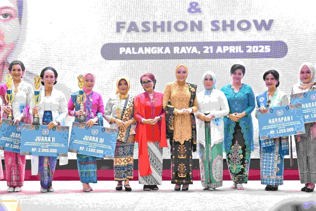 Istri Plt. Kadisdik Kalteng Raih Juara III Ajang Fashion Show Pakaian Nasional