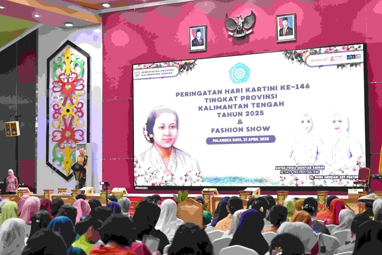 Istri Plt. Kadisdik Kalteng Raih Juara III Ajang Fashion Show Pakaian Nasional