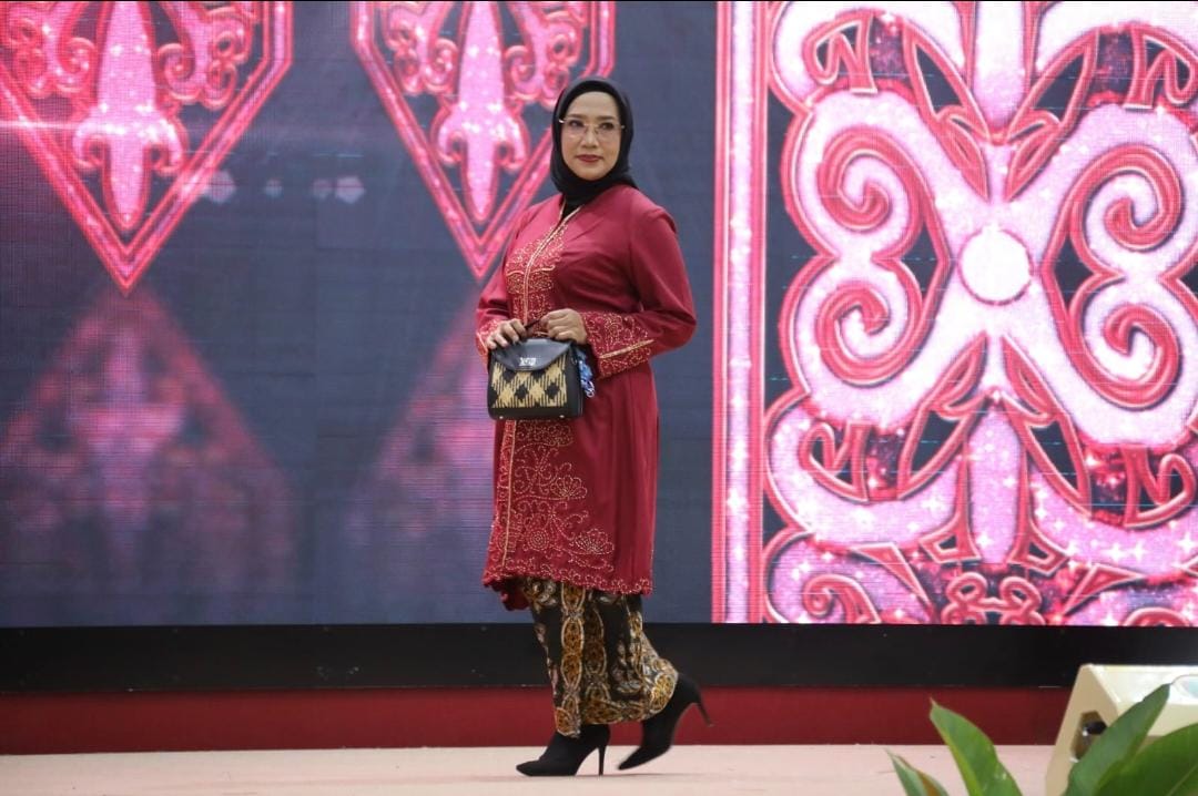 Kadis TPHP Prov Kalteng Sunarti Partisipasi Dalam Lomba Fashion Show Pakaian Nasional