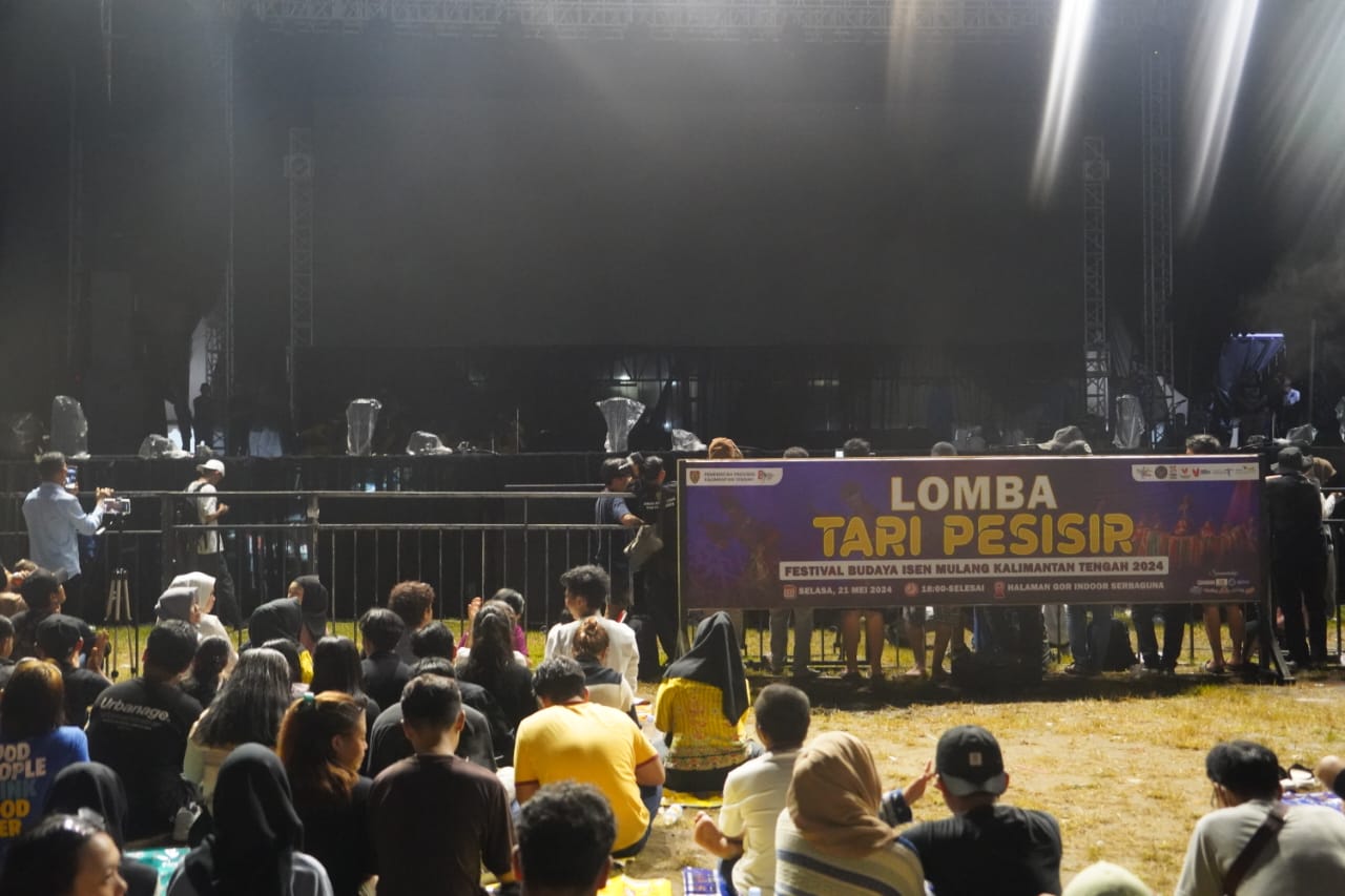 Masyarakat Antusias Saksikan Lomba Tari Pesisir Pada Festival Budaya Isen Mulang Tahun 2024