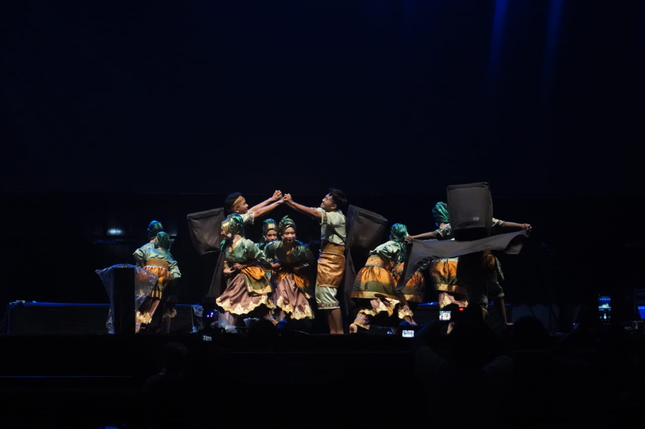 Masyarakat Antusias Saksikan Lomba Tari Pesisir Pada Festival Budaya Isen Mulang Tahun 2024