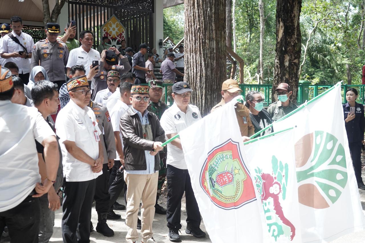 Gubernur Kalteng Agustiar Sabran Lepas Liarkan Orang Utan di Hutan Kota Nyaru Menteng