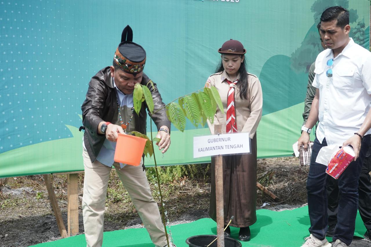Gubernur Kalteng Agustiar Sabran Lepas Liarkan Orang Utan di Hutan Kota Nyaru Menteng
