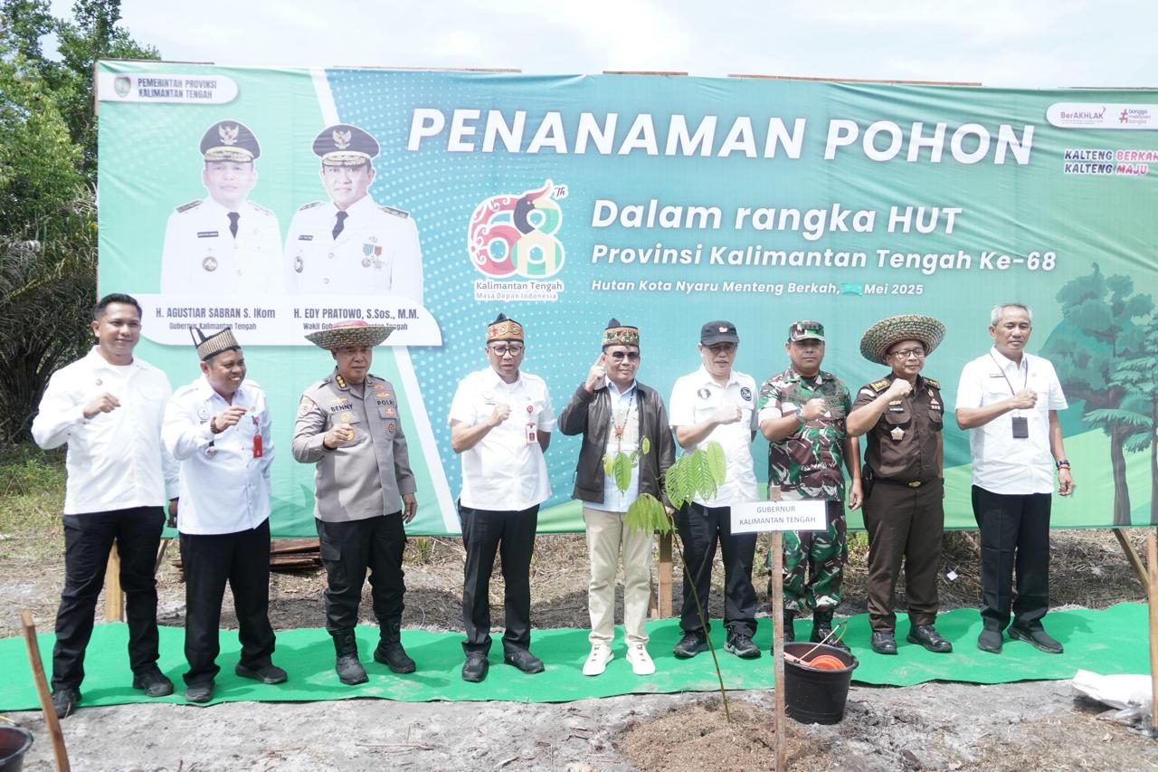 Gubernur Kalteng Agustiar Sabran Lepas Liarkan Orang Utan di Hutan Kota Nyaru Menteng