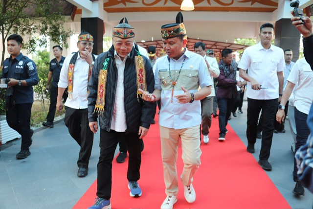 Gubernur Kalteng Agustiar Sabran Sambut Kedatangan Menteri Koordinator Bidang Pangan RI Zulkifli Hasan