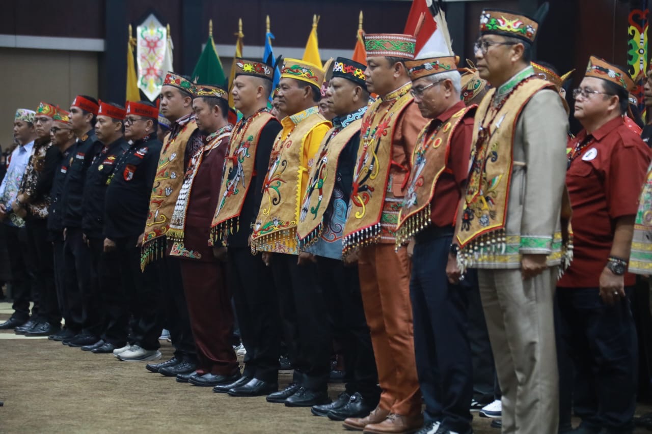 Gubernur Agustiar Sabran Lantik DAD dan BATAMAD Se-Kalteng, Tekankan Peran Adat Jaga Harmoni Daerah