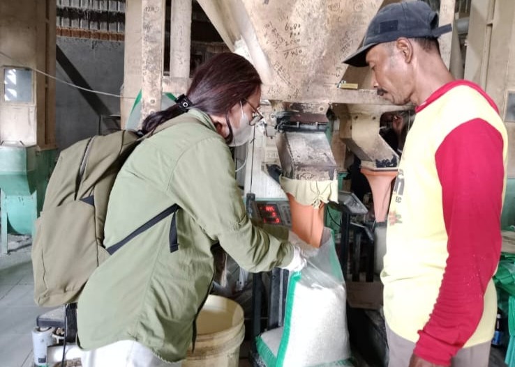 Pastikan Keamanan Pangan, Tim OKKPD Kalteng Lakukan Pengambilan Sampel PSAT di Desa Gadabung