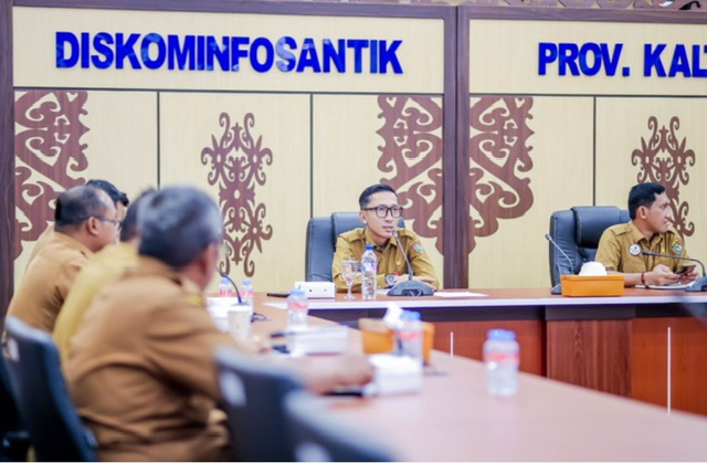 Plt. Kadiskominfosantik Prov. Kalteng Rangga Lesmana Pimpin Rapat Sinkronisasi Data Aplikasi Kartu Huma Betang