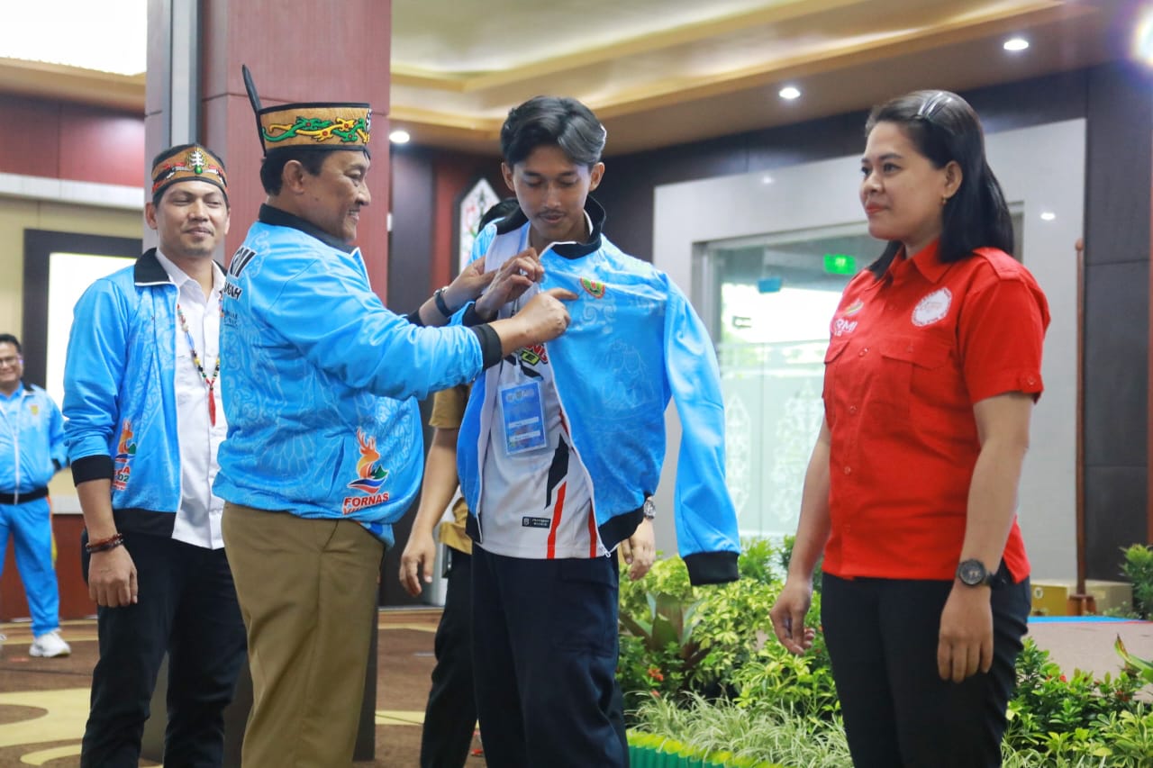 Wagub Kalteng Edy Pratowo Melepas Kontingen Komite Olahraga Masyarakat Indonesia Prov. Kalteng Ikuti FORNAS VIII di Nusa Tenggara Barat