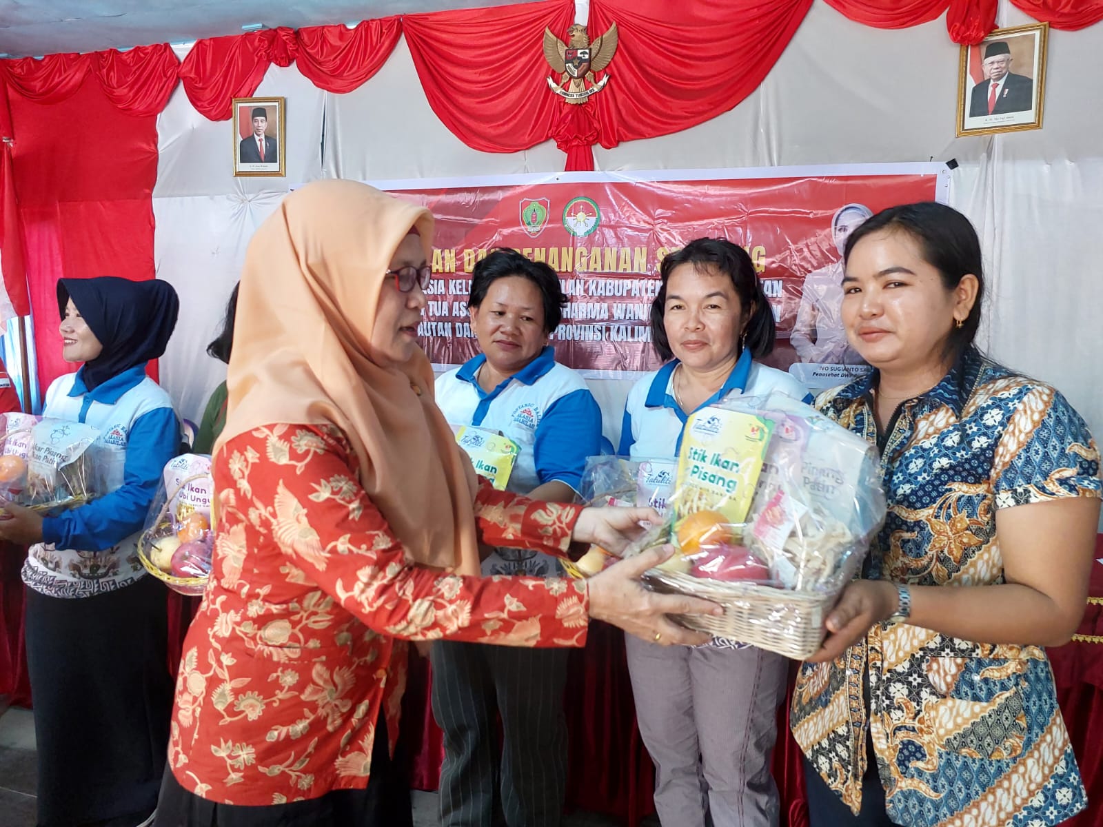 Dislutkan Bersama DWP Dislutkan Prov. Kalteng Lakukan Monitoring di Posyandu Akasia