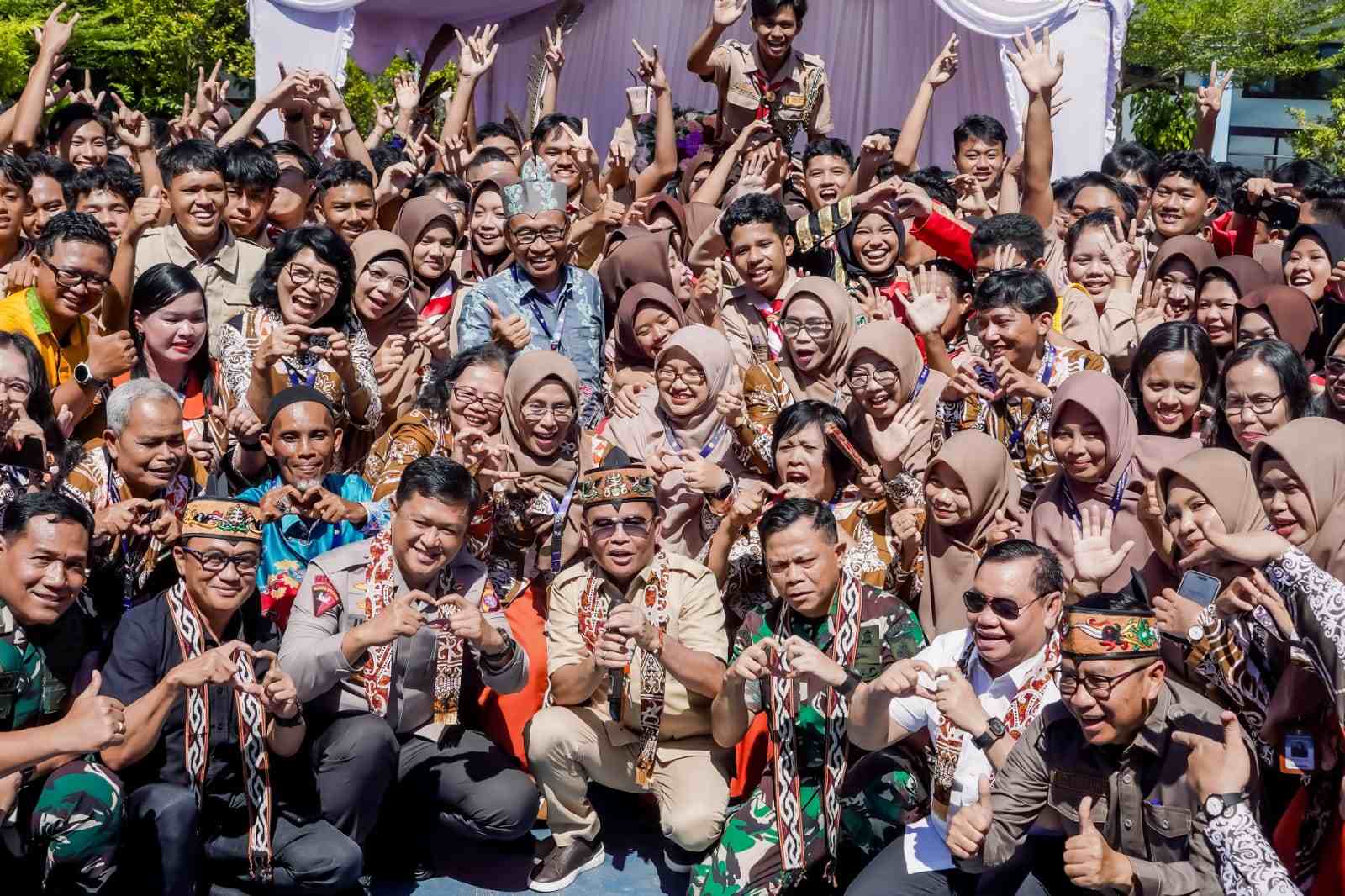 Gubernur Kalteng Agustiar Sabran Kunjungi SMAN 1 Sampit Disambut Antusias