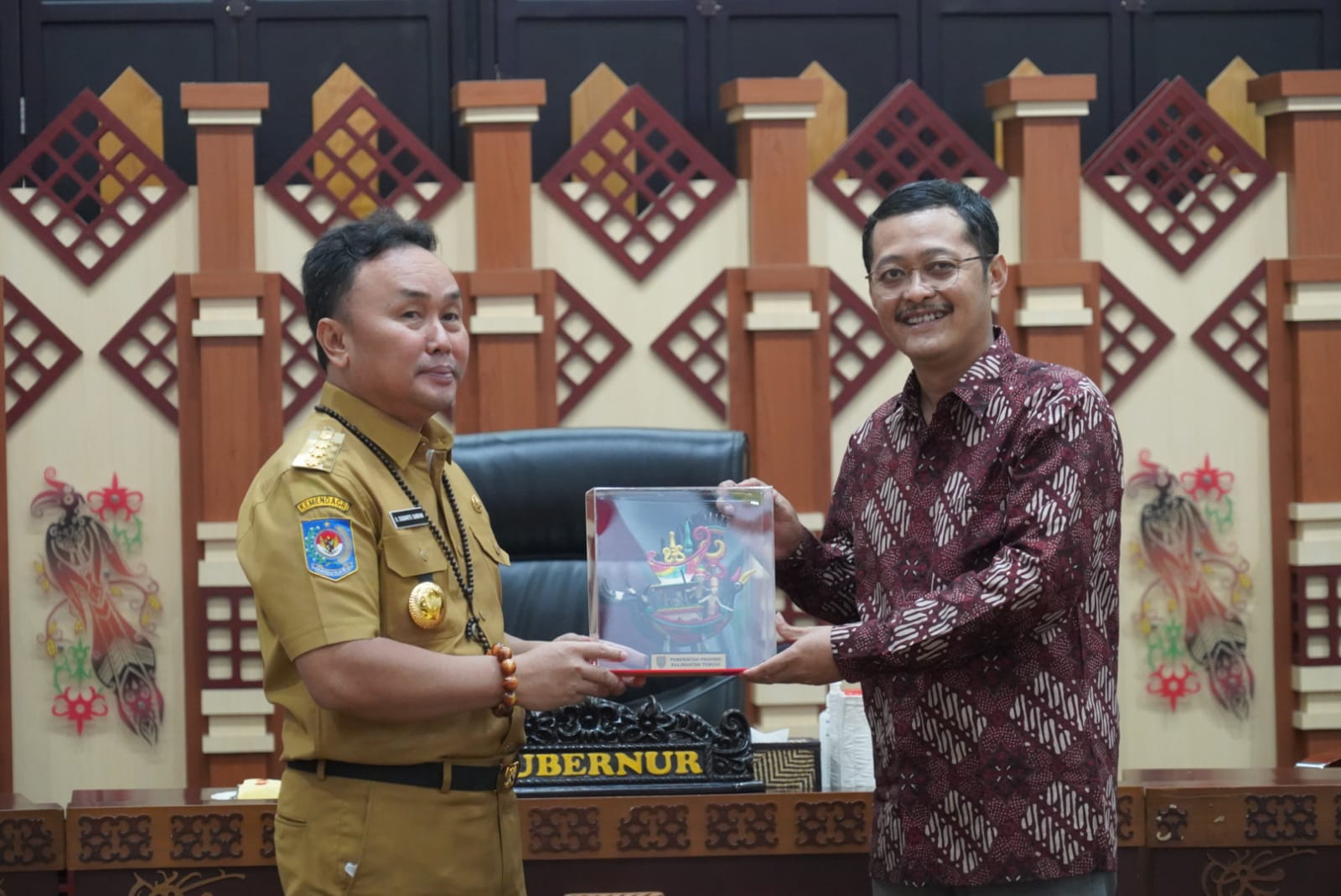 Gubernur Kalteng Buka Acara Sosialisasi Dan Penyerahan Penetapan Perkara Kemitraan Inti Plasma Perkebunan Kelapa Sawit