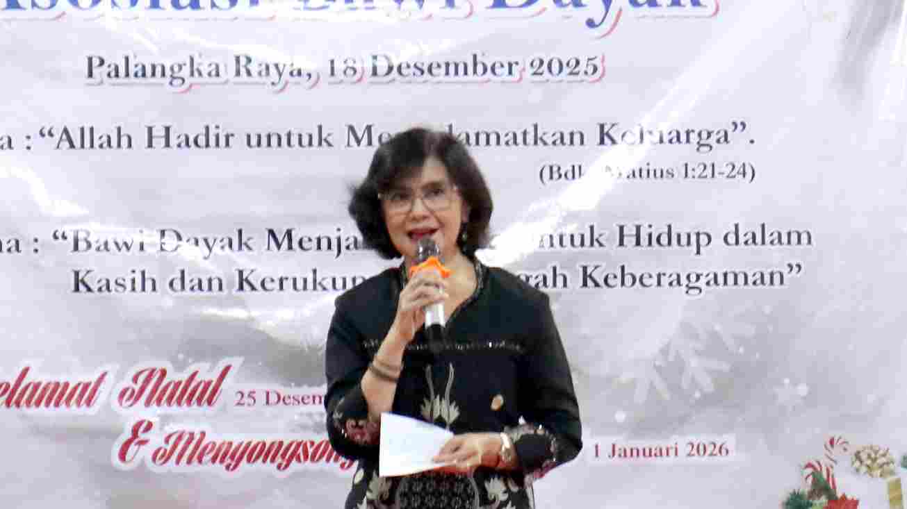 Kadis P3APPKB Linae Victoria Aden Hadiri Ibadah dan Perayaan Natal Asosiasi Bawi Dayak Provinsi Kalteng