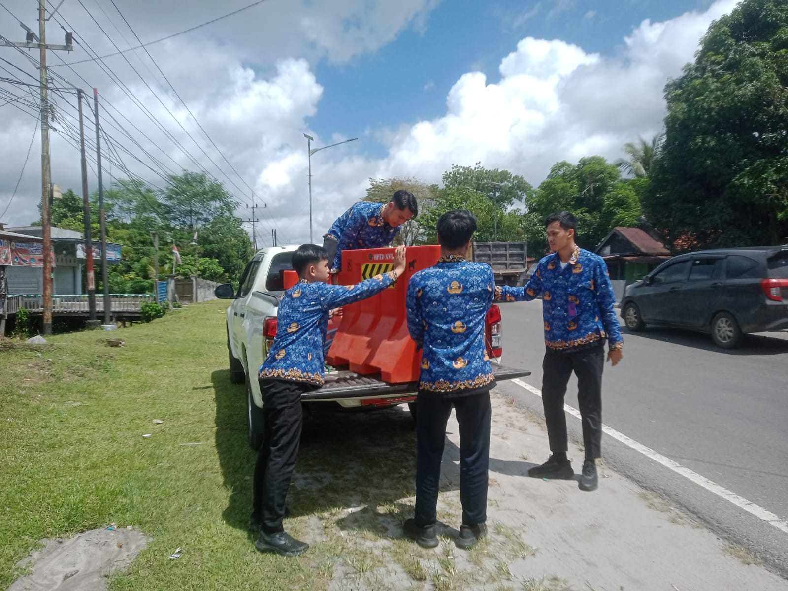 Upaya Preventif, Dishub Kalteng Bersama BPTD Pasang Water Barrier di Jalan Tjilik Riwut
