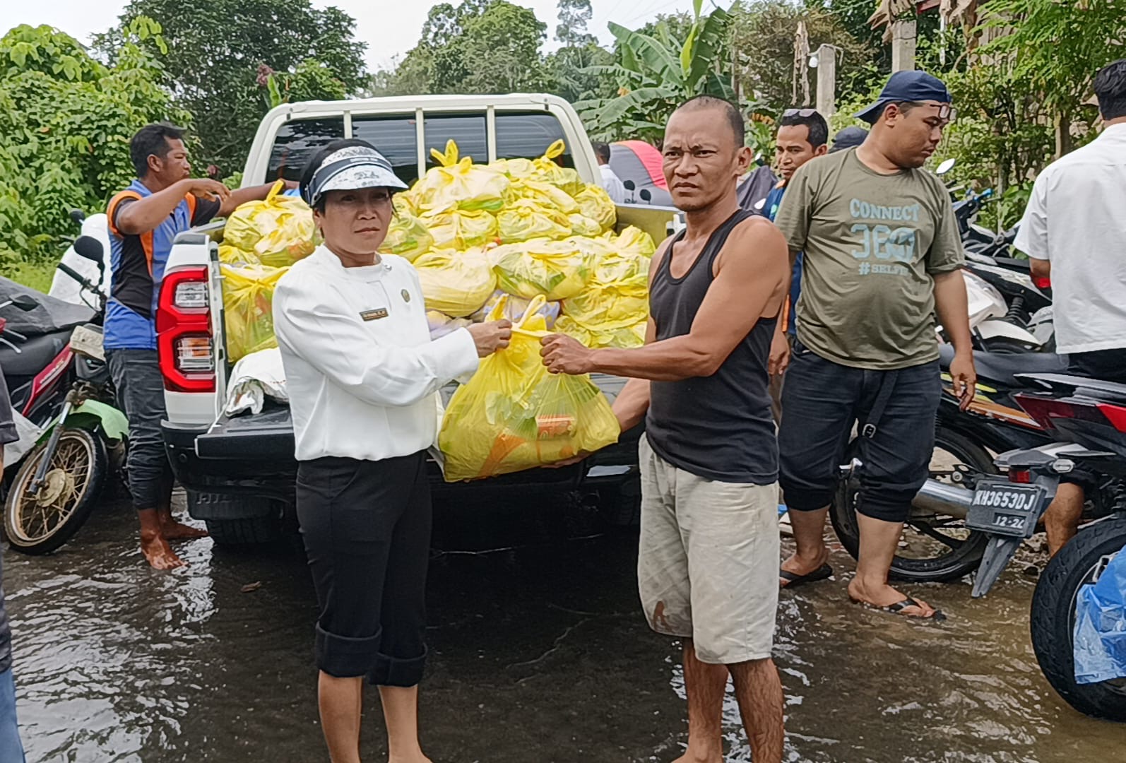 DPUPR Barsel salurkan 500 paket sembako kepada masyarakat terdampak banjir