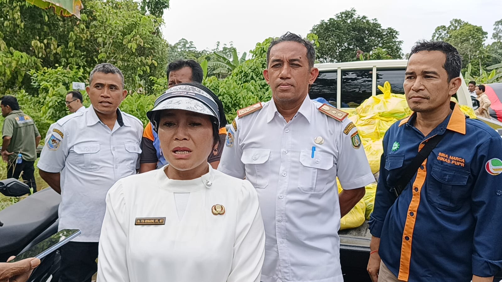 DPUPR Barsel bantu lancarkan arus lalu lintas di jalan trans Buntok-Palangka Raya