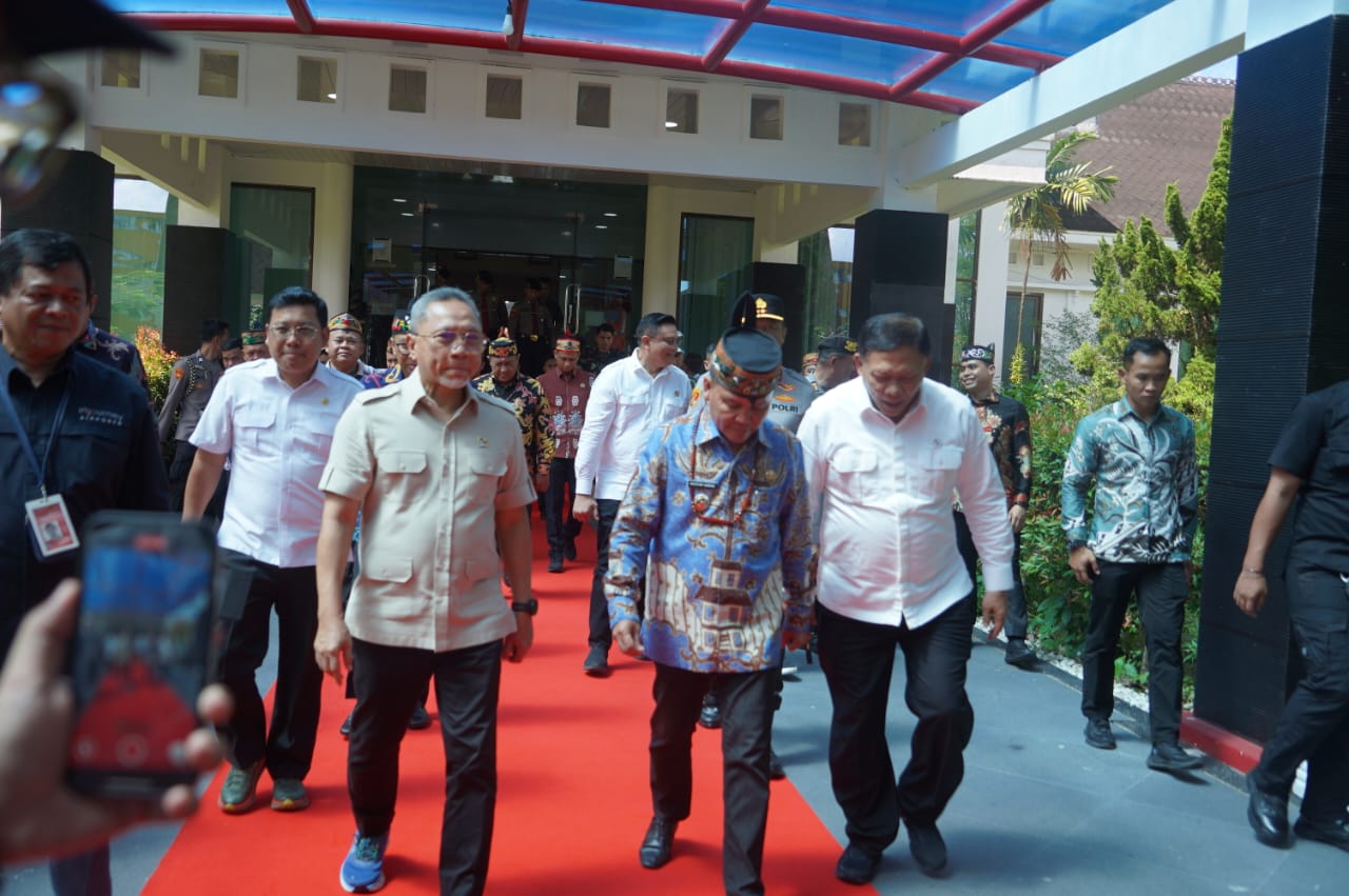 Gubernur Kalteng Agustiar Sabran Melepas Keberangkatan Menteri Koordinator Bidang Pangan RI Zulkifli Hasan