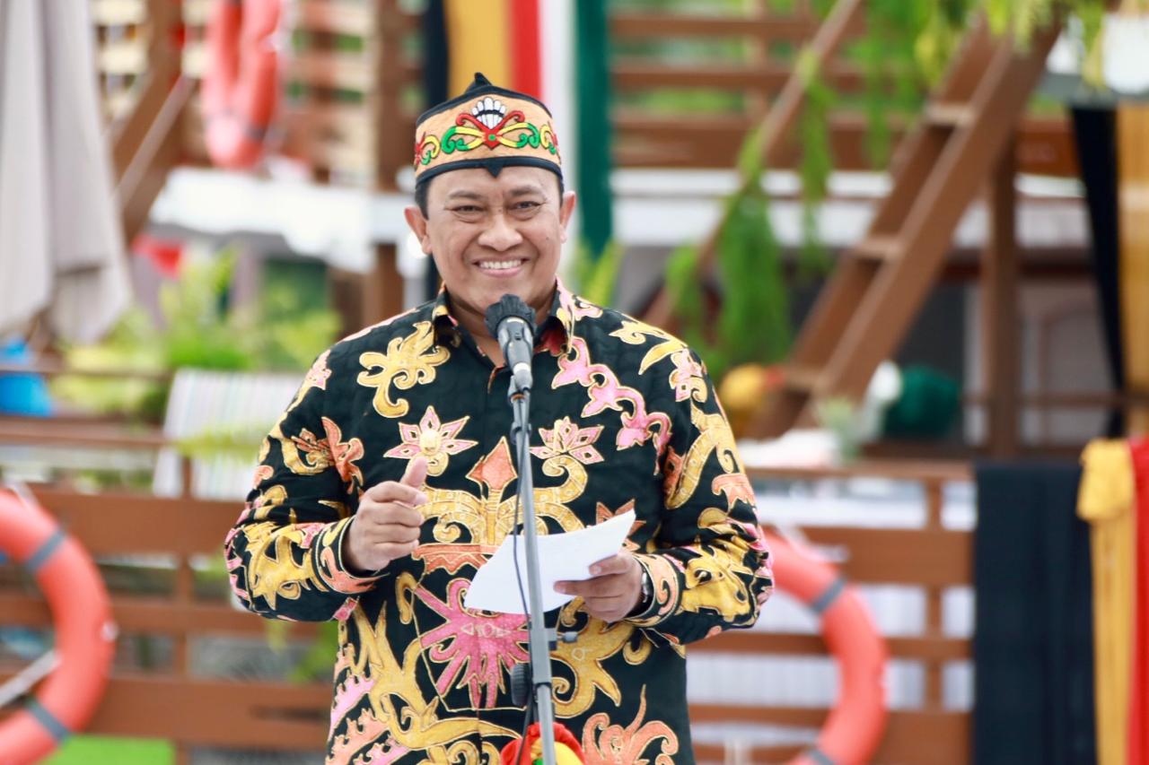 Wagub Kalteng Edy Pratowo Resmikan Operasional Kapal Wisata Susur Sungai di Dermaga Flamboyan Bawah