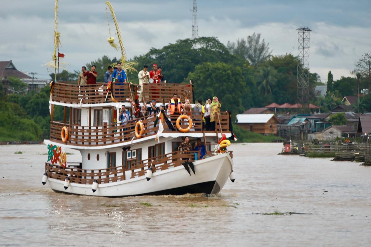 Wagub Kalteng Edy Pratowo Resmikan Operasional Kapal Wisata Susur Sungai di Dermaga Flamboyan Bawah