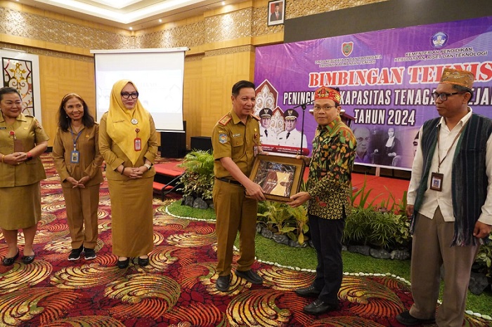 Sahli Gubernur Bidang KSDM Suhaemi Buka Bimtek Peningkatan Kapasitas Tenaga Kesejarahan