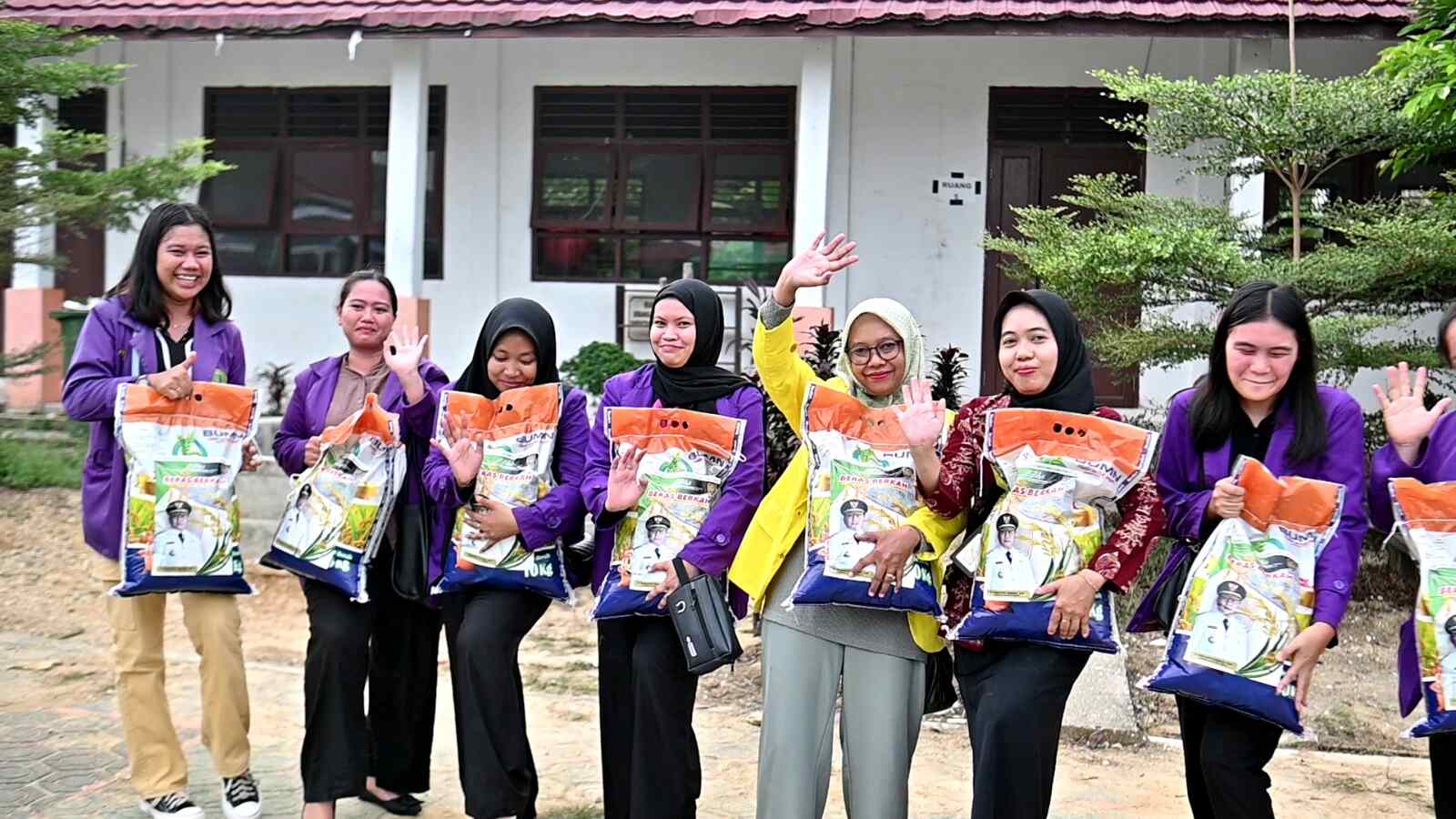 Pemprov Kalteng Bagikan Lima Ribu Paket Sembako Kepada Masyarakat Barito Utara