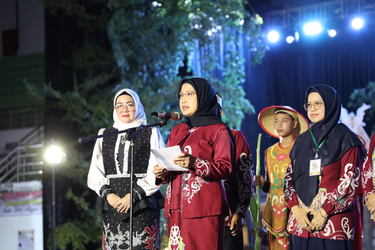 Kadis TPHP Prov. Kalteng Buka Acara Fashion Show Petani dan Penyuluh Pertanian