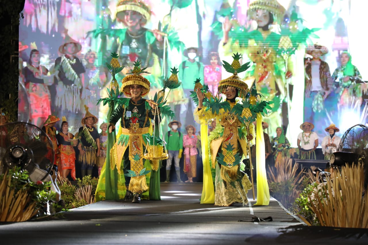 Kadis TPHP Prov. Kalteng Buka Acara Fashion Show Petani dan Penyuluh Pertanian