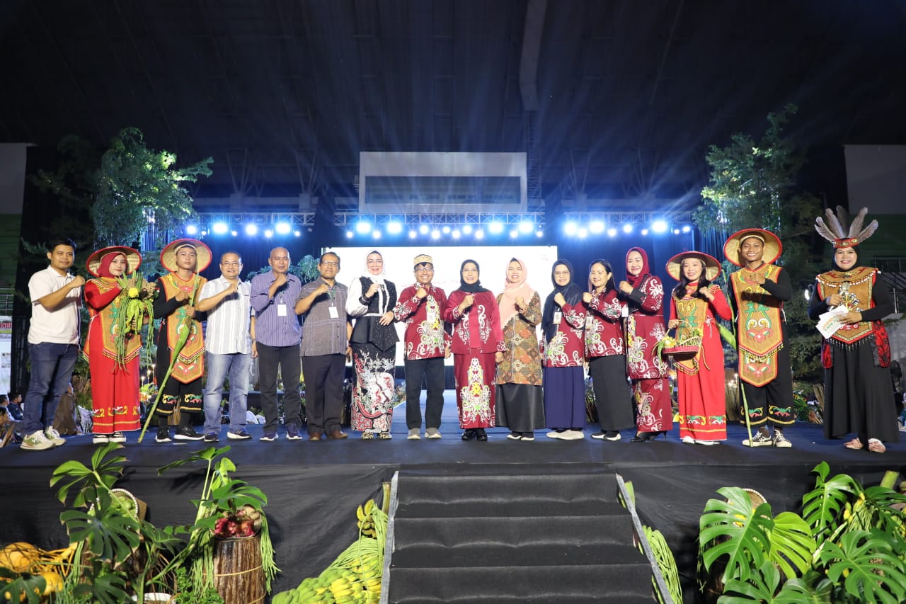 Kadis TPHP Prov. Kalteng Buka Acara Fashion Show Petani dan Penyuluh Pertanian