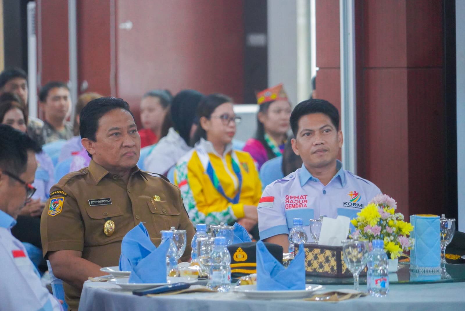 Wagub Kalteng Edy Pratowo Menyerahkan Tali Asih Kepada Para Pegiat Olahraga Masyarakat Berprestasi Pada Ajang FORNAS