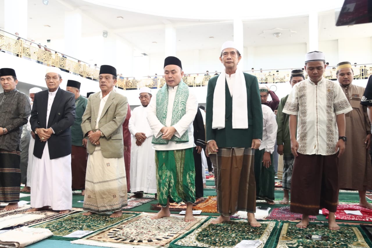 Gubernur Kalteng Sugianto Sabran Ikuti Salat Idul Fitri 1444 Hijriah