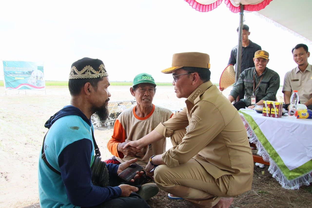 Kadis PMD Prov. Kalteng Aryawan Hadir Dampingi Gubernur Kalteng Agustiar Sabran Dalam Gerakan Tanam Padi Serentak