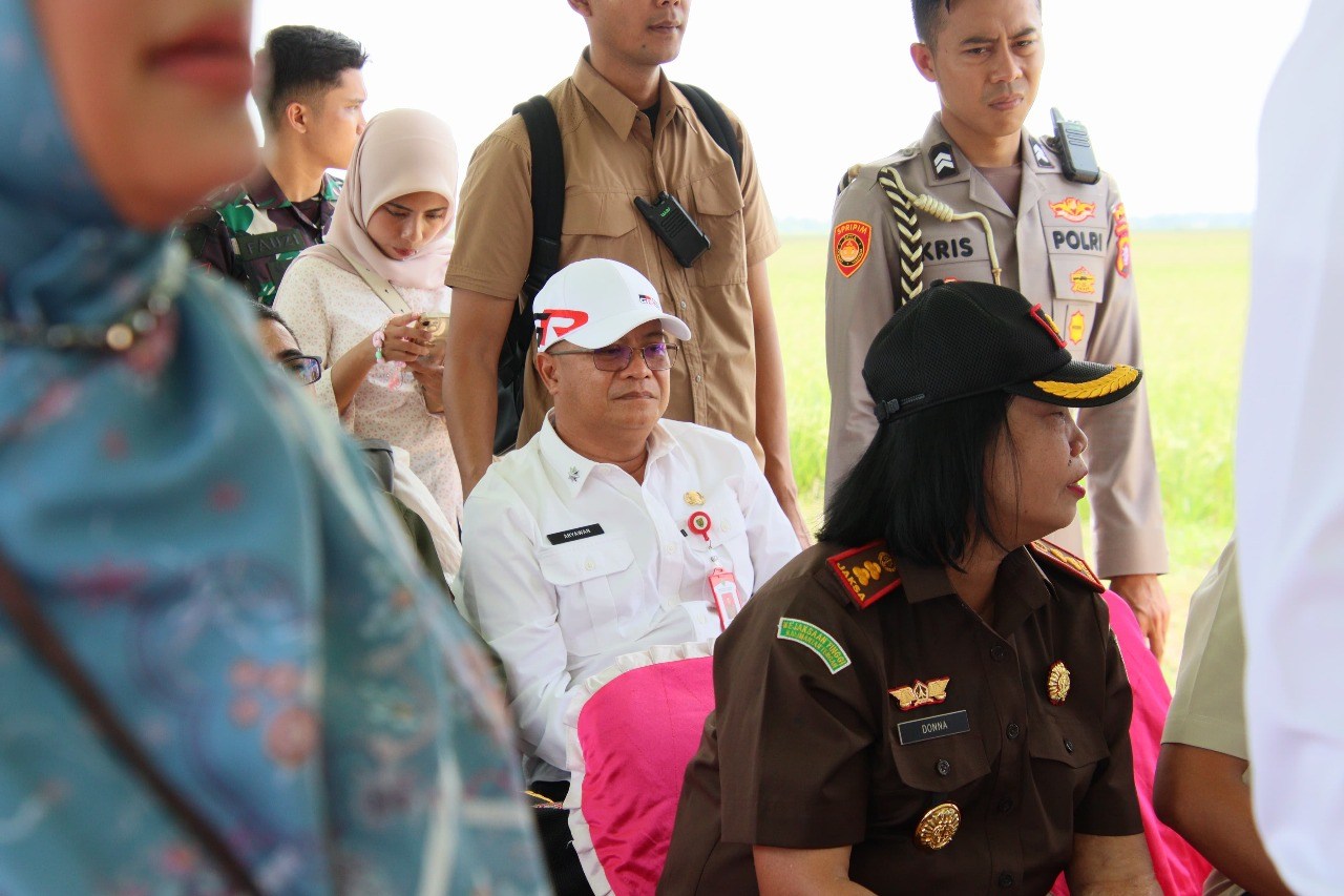 Kadis PMD Prov. Kalteng Aryawan Hadir Dampingi Gubernur Kalteng Agustiar Sabran Dalam Gerakan Tanam Padi Serentak
